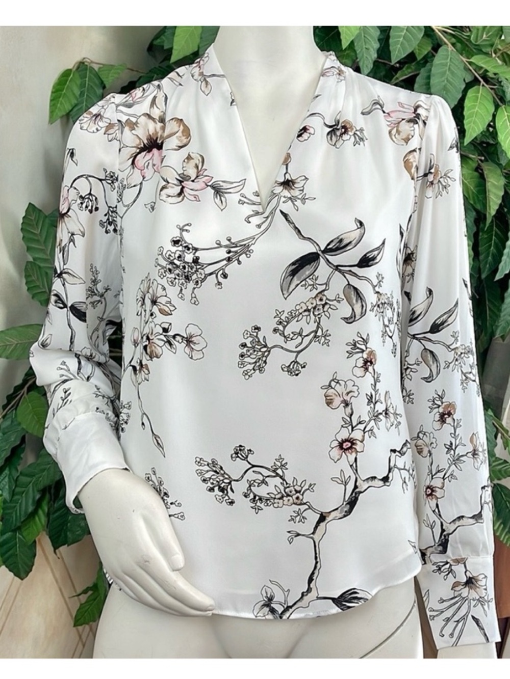 WHBM FLORAL PRINT V-NECK BLOUSE - Picture 3 of 10